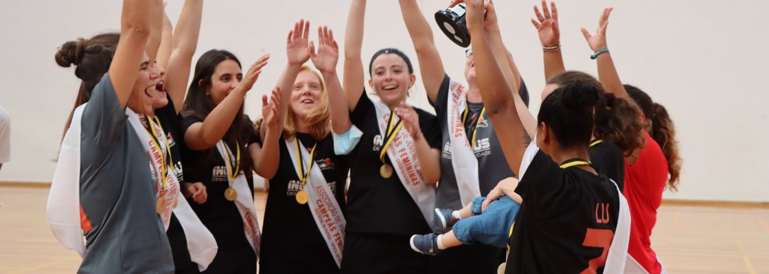 Equipa de Futebol Feminino “A Planície” recebeu taça e faixas de campeãs distritais