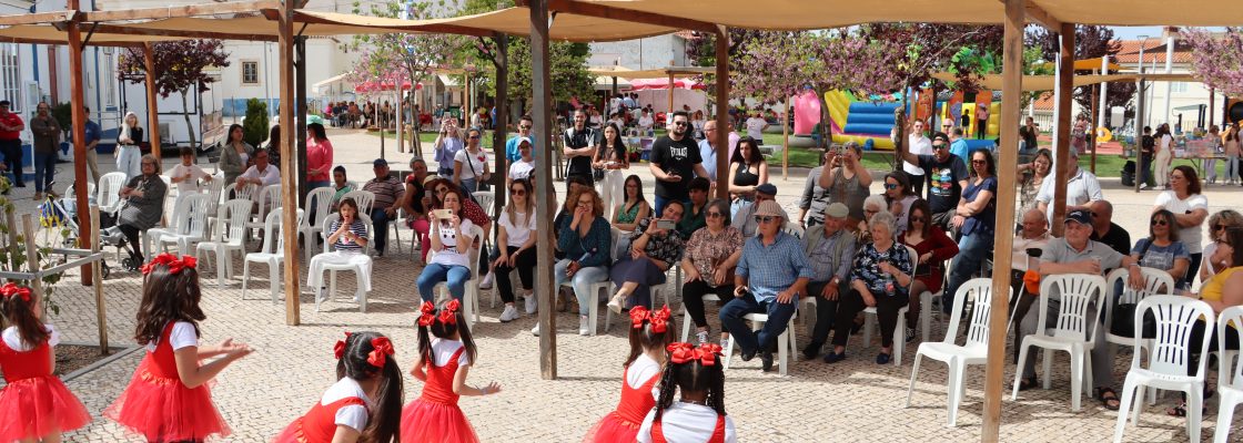 Mercadinho de Páscoa, fadistas e grupos de danças animaram o Jardim Municipal de Sousel