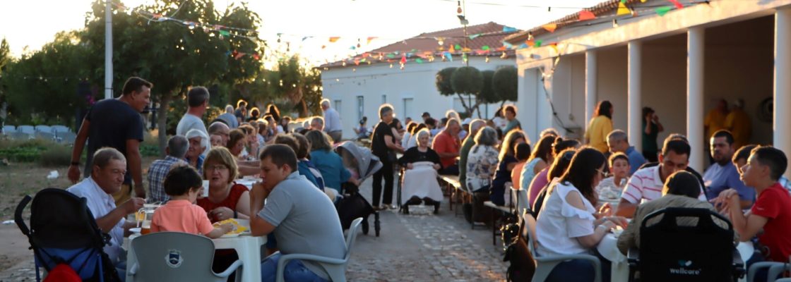 (Português) Centro Social Adriano Rovisco dos Santos realizou a tradicional sardinhada em Casa B...