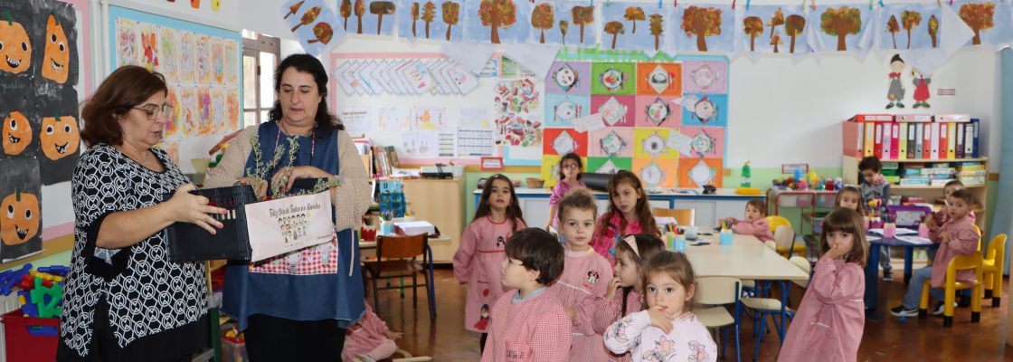 Câmara Municipal de Sousel assinala Dia de Todos os Santos com entrega de lembranças nas escolas