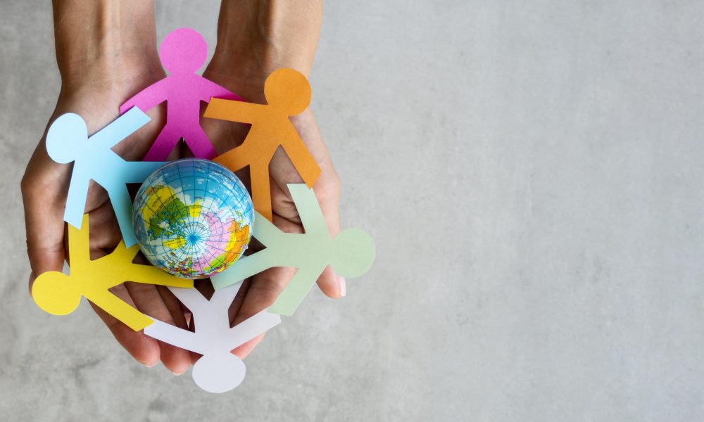 origami-chain-people-with-globe